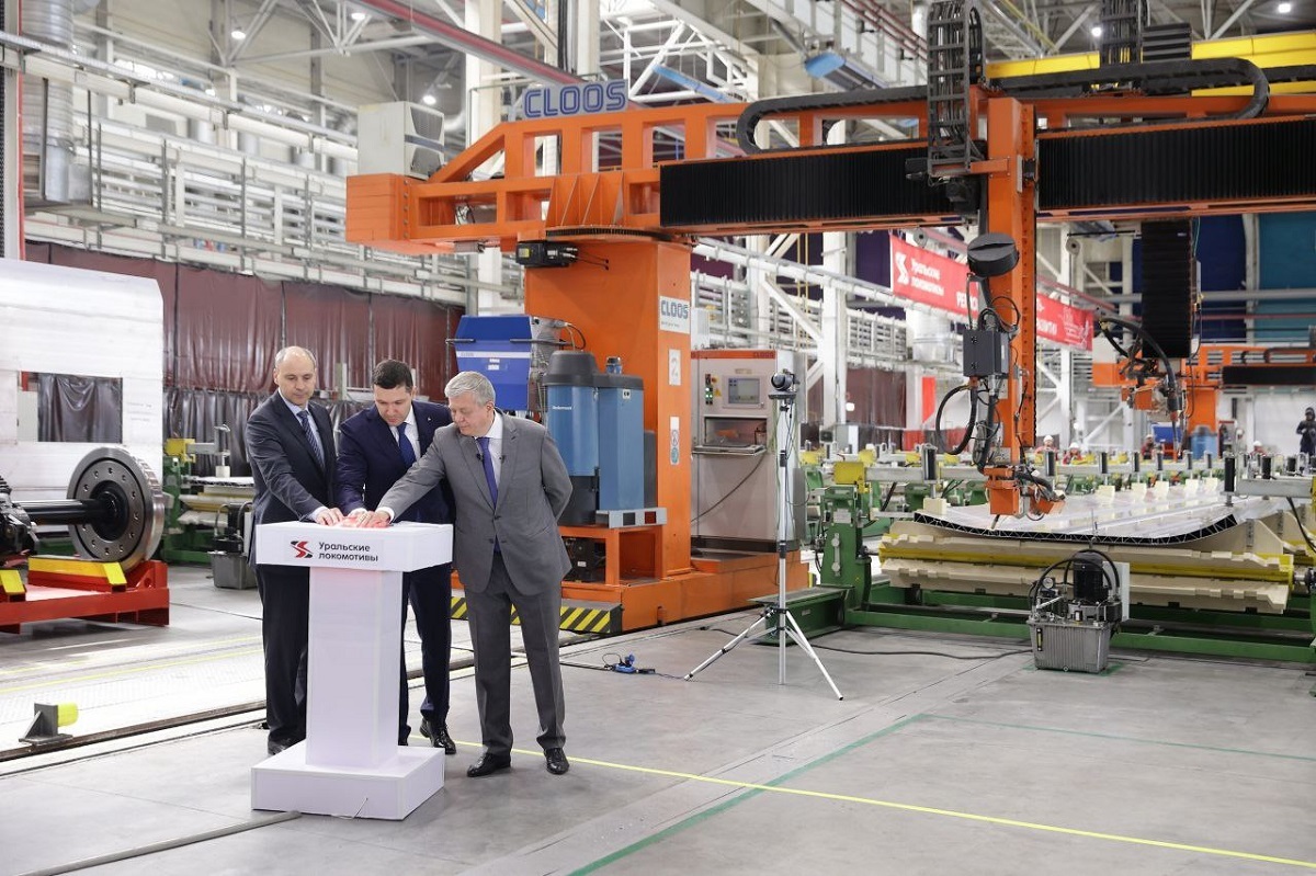 Вице-премьер Правительства РФ Виталий Савельев дал старт сварки первого кузова вагона поезда для ВСМ на «Уральских локомотивах»