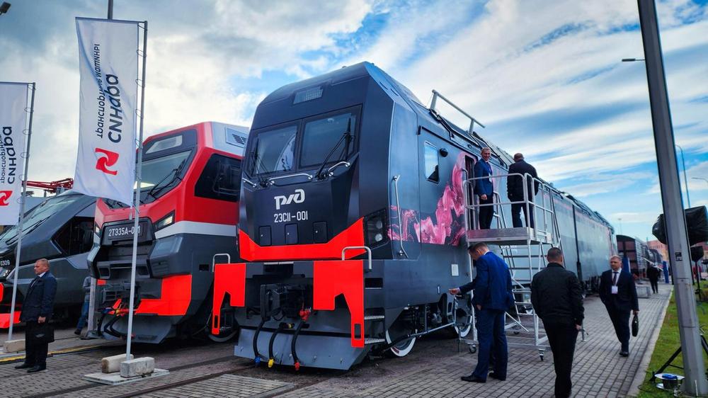 «Уральские локомотивы» представили новый электровоз переменного тока